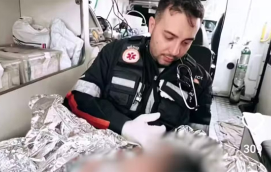 Bebê é encontrada desidratada dentro caixa de papelão em estrada 