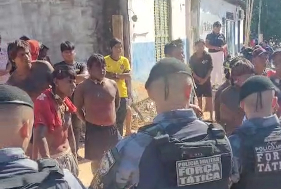 Indígenas revoltados em Campinápolis por causa da prisão de suspeito de roubo