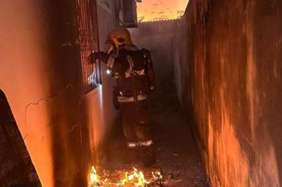Incêndio iniciado por carregador de celular deixa casal ferido
