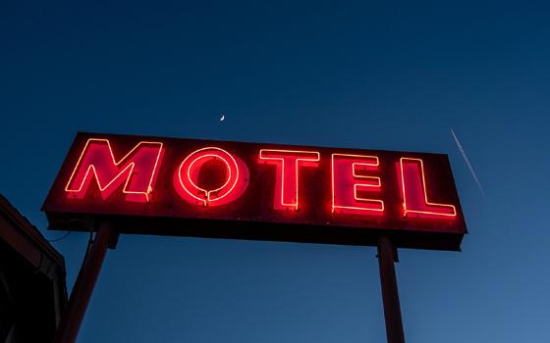 Casal é flagrado com criança de 2 anos em motel do interior