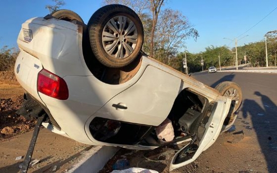 Carro capota ao bater em meio-fio em avenida de Barra do Garças