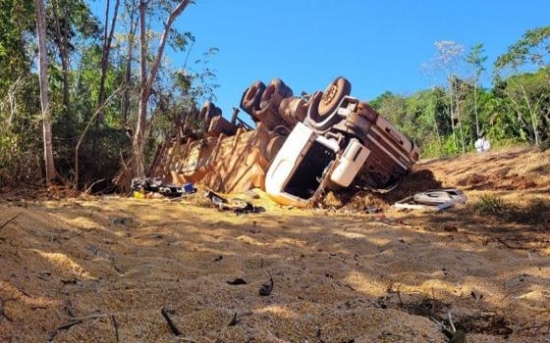Caminhoneiro perde direção, tomba carreta e morre na MT-322