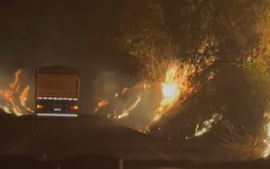 Incêndio forma corredor de fogo em rodovia de Goiás