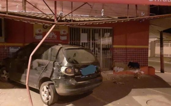 Em alta velocidade, carro colide com muro de Drogaria em Aragarças e proprietário quer ressarcimento