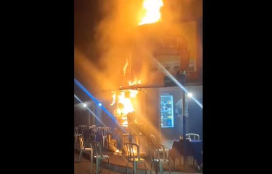 Churrasqueira pega fogo em estabelecimento de espetinho em Barra do Garças; vídeo