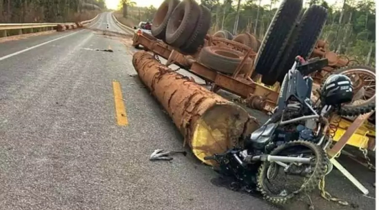 Motociclista morre após bater em caminhão tombado em rodovia