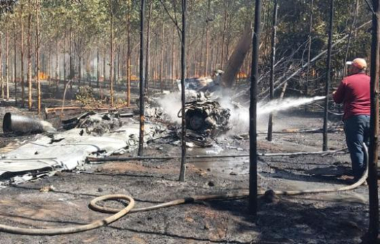 Duas pessoas morrem após jatinho cair e pegar fogo no interior de MT