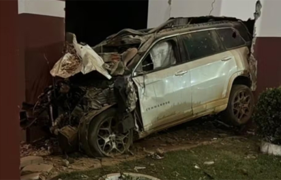 Motorista morre após bater carro de luxo contra portal da entrada de cidade em Goiás