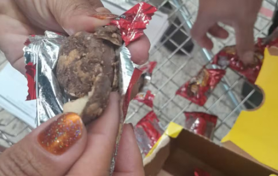 Cliente compra bombons com larvas em supermercado, diz Procon