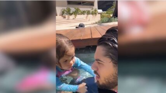 Zé Felipe pula na piscina de mansão para salvar filha mais nova de afogamento