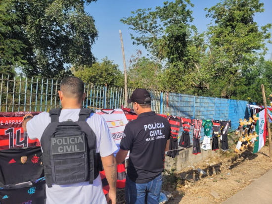 Camisetas falsificadas de times do futebol brasileiro são apreendidas pela polícia 