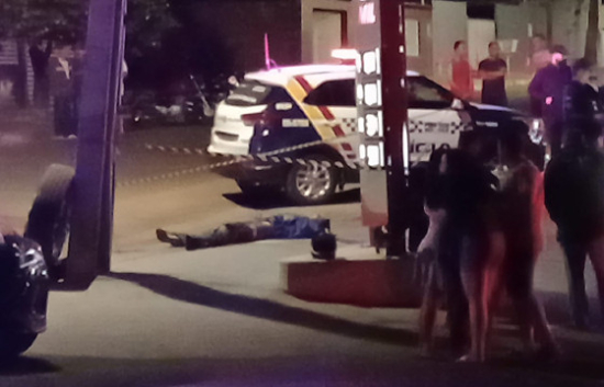 Jovem é perseguido e morto em posto de gasolina em Barra do Garças