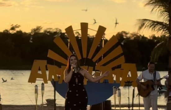 Naiara Azevedo grava novo DVD em praia no Rio Araguaia 
