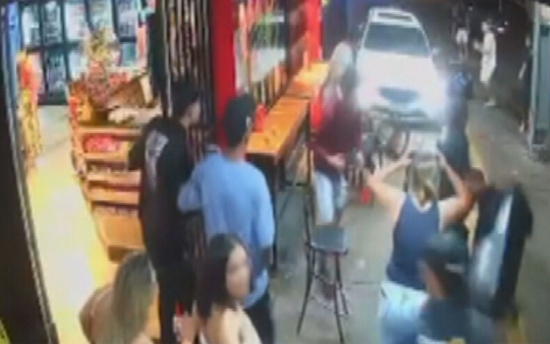 Motorista se revolta após funcionário se negar a vender bebida e atropela clientes de distribuidora de bebidas, diz polícia