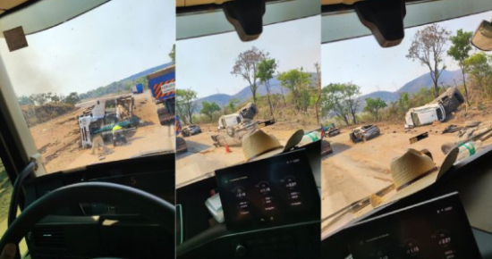 Caminhão cegonha tomba e cinco carros ficam destruídos na BR-364 