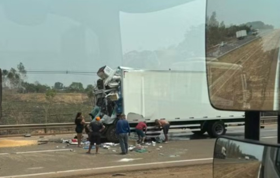 Acidente envolvendo duas carretas deixa uma pessoa morta em MT