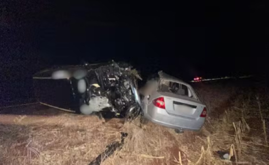 Motorista morre e PMs ficam feridos após carros baterem de frente 