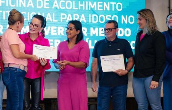 Primeira-dama entrega certificados a profissionais do lar dos idosos em Barra do Garças