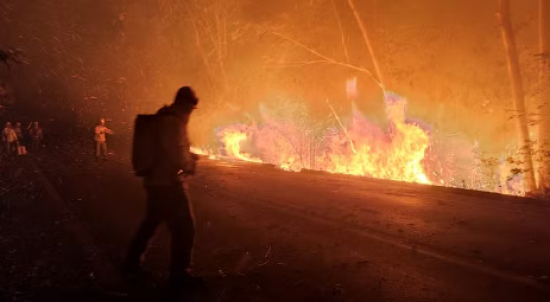 Fogo ameaça nascentes do Parque Nacional da Chapada dos Guimarães (MT)