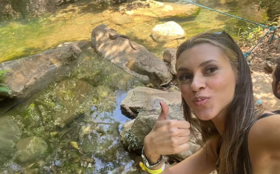 Estudante se encanta ao ver jiboia nadando em cachoeira, mesmo com medo de serpentes