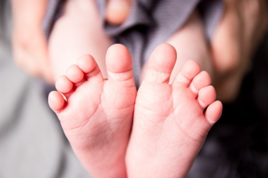  Bebê de seis meses morre após queda de cômoda