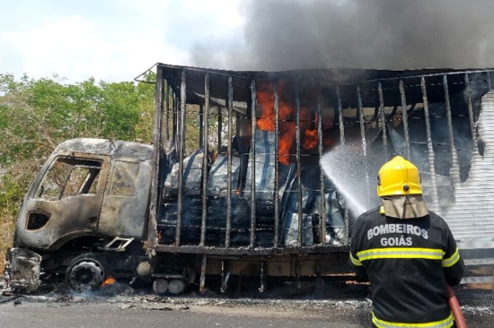 Caminhão carregado de eletrodomésticos pega fogo na BR-153