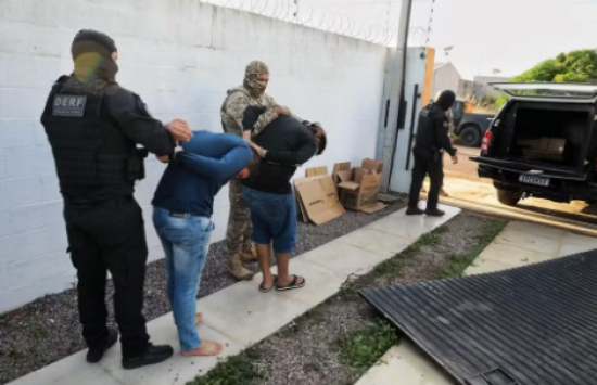 Policiais arrombam portão com viatura e surpreendem suspeitos em casa alvo de operação em MT