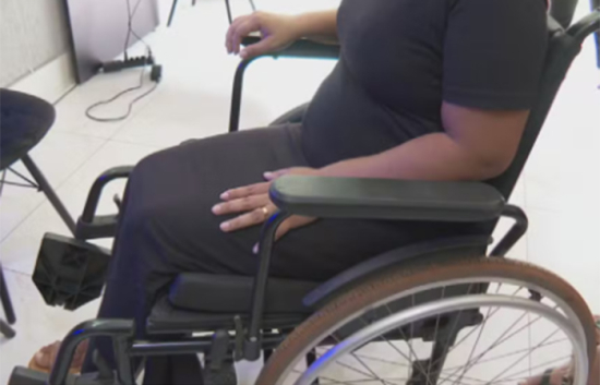 Grávida com doença nas articulações denuncia que teve benefício do INSS cortado após perito ironizar que, se ela engravidou, pode trabalhar