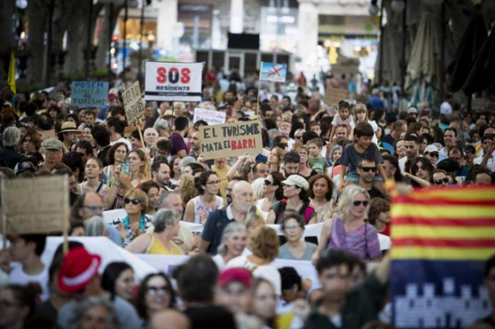 Turismo de massa: Brasil celebra, enquanto cidades globais repensam o turismo 