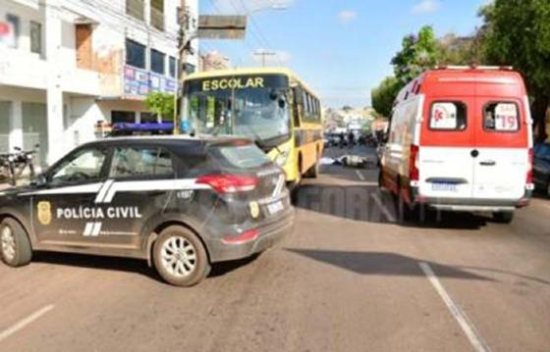Motociclista tem cabeça esmagada por ônibus escolar após bater em carro