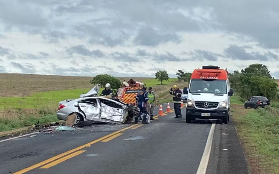 Duas pessoas morrem e seis ficam feridas após carros baterem de frente em rodovia