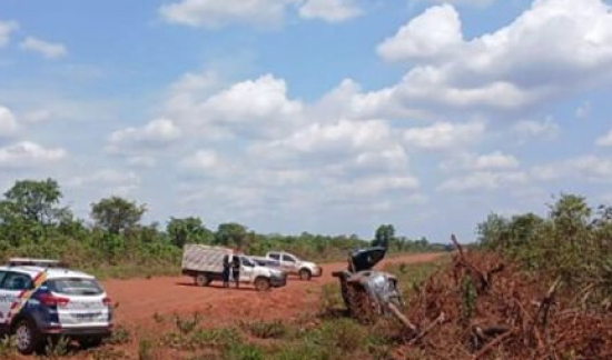 Idoso morre e duas pessoas ficam feridas após carro capotar em estrada no interior