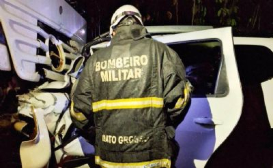 Motorista morre esmagado por caminhão bitrem em rodovia de MT