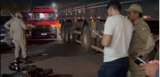 Criança morre atropelada por carreta após motorista abrir porta de carro e causar acidente em MT