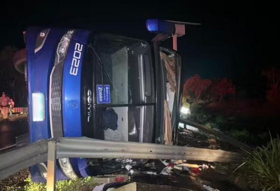 Ônibus tomba deixando quatro mortos e dezenas de feridos