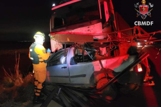 Motorista morre em colisão grave entre carro e caminhão 