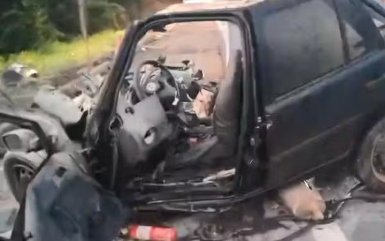 Jovem e mulher perdem a vida em colisão frontal com caminhão