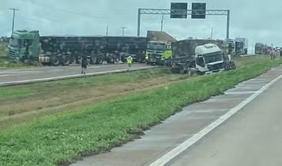 Carreta carregada com caroço de algodão tomba na BR-364