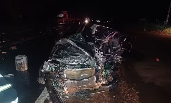 Motorista morre após tentar desviar de moto e ter carro atingido por dois caminhões em segundos na BR-364
