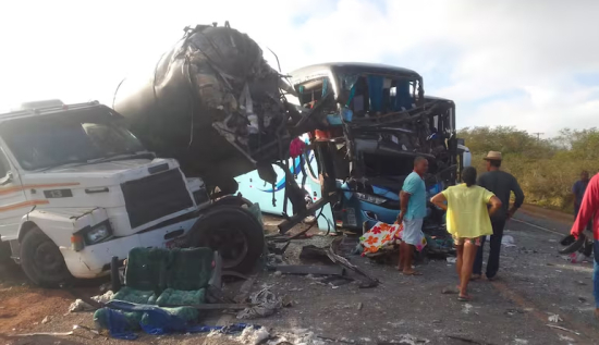 Acidente entre dois ônibus e uma carreta deixa cinco mortos e 21 feridos