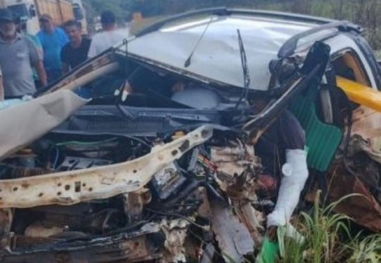 Cinco pessoas ficam feridas em colisão entre carro e carreta na BR-364, em Campos de Júlio