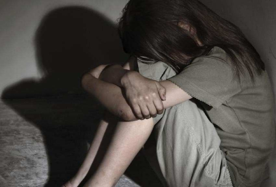 Menina de 13 anos é espancada por 'amigas', gravada nua e jogada de barranco em Barra do Garças