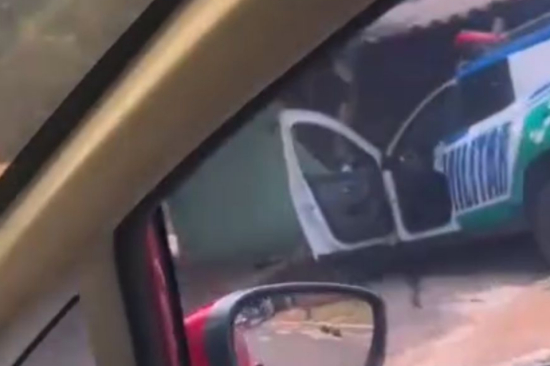 Viatura da PMGO perde controle e invade casa durante perseguição