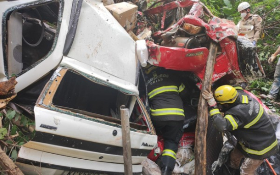 Caminhão com agrotóxicos colide com carro e deixa dois mortos na GO-164