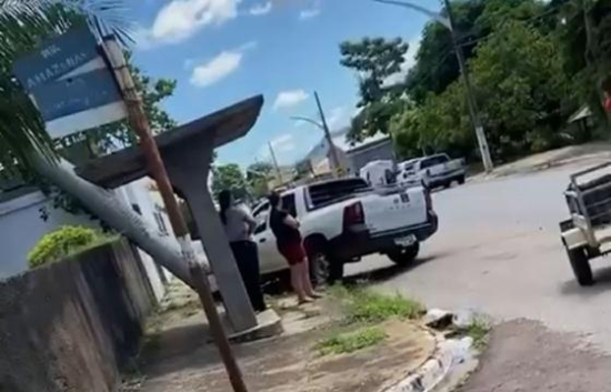 Motorista perde controle de veículo e causa acidente na Avenida Amazonas, em Barra do Garças