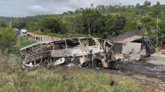 Tragédia em Teófilo Otoni: ônibus pega fogo após acidente e deixa 37 mortos