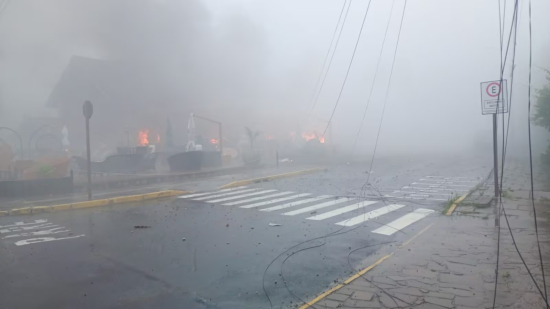 Queda de avião em Gramado (RS) deixa 10 mortos e 15 feridos no solo