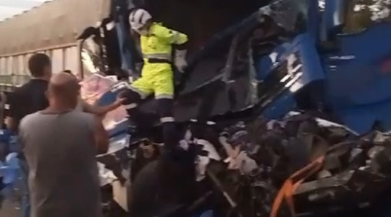 Motorista fica preso às ferragens após colisão entre carretas na BR-364 