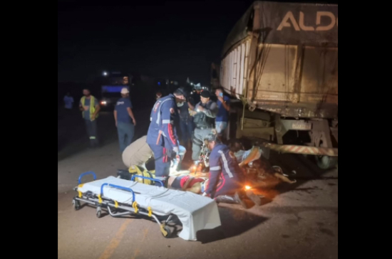 Colisão com carreta deixa um morto e uma mulher gravemente ferida 