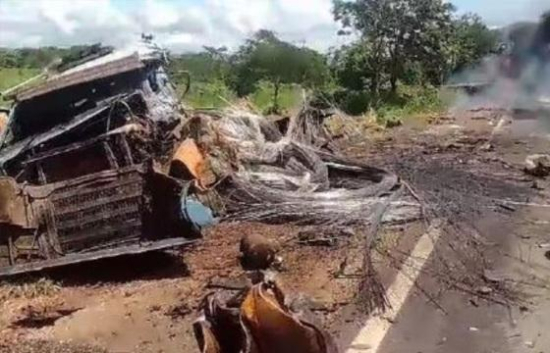  Acidente entre caminhão e carreta deixa dois mortos na BR-070
